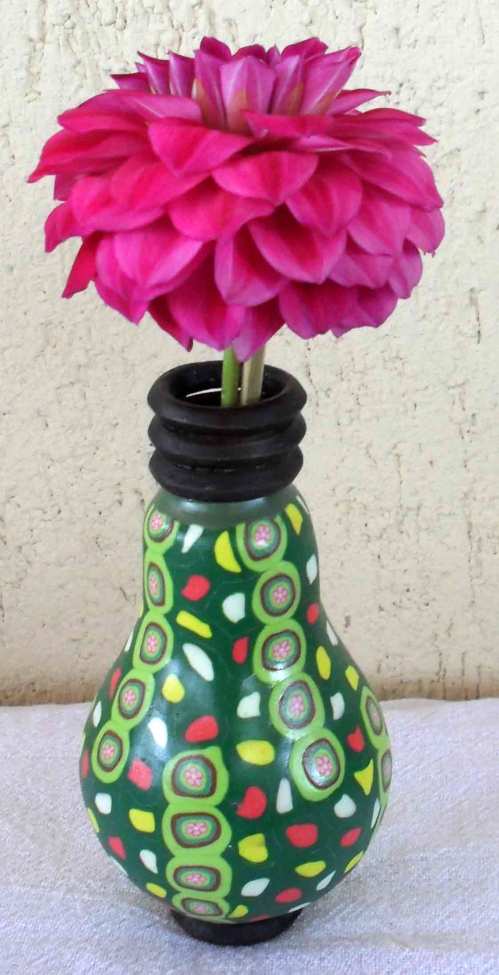lâmpada decorada usada como vasinho.